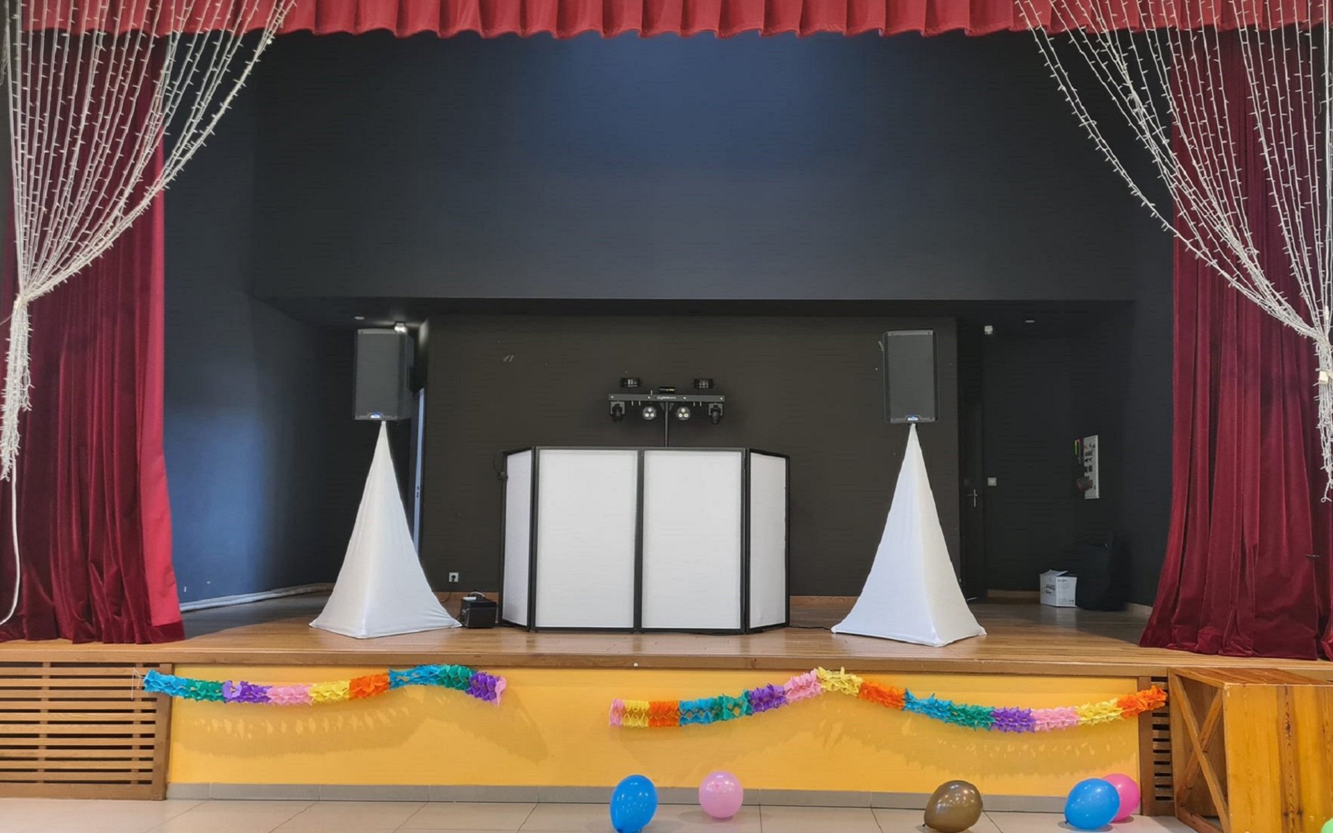 un podium Location de matériels de DJ en Gironde
